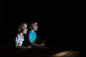tv-tittande i mörkret